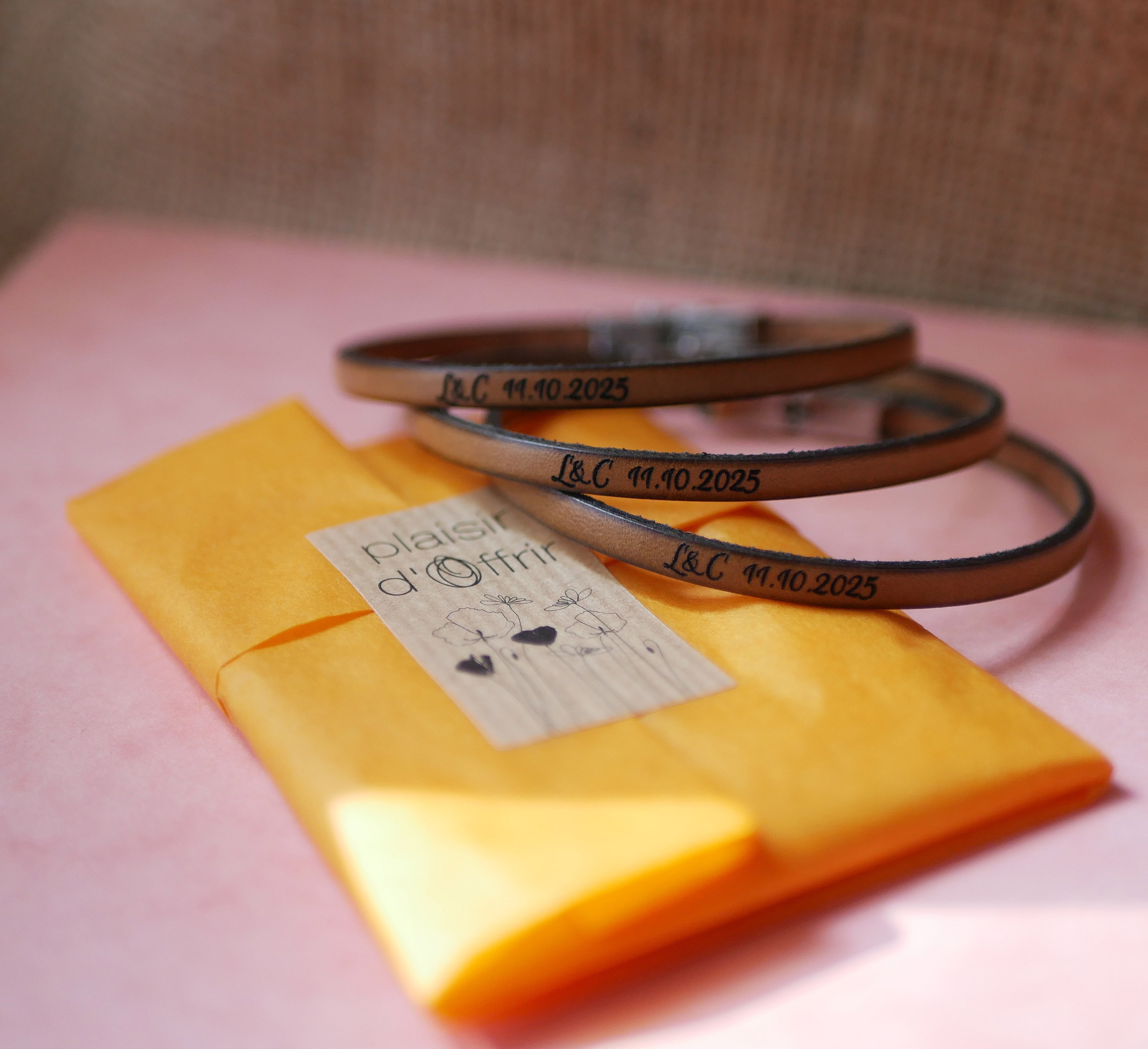 Bracelets en cuir personnalisés avec gravure de date.