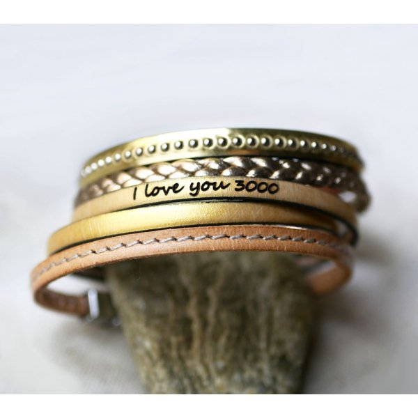 Pulseras de cuero apilables en tonos dorados y met&aacute;licos