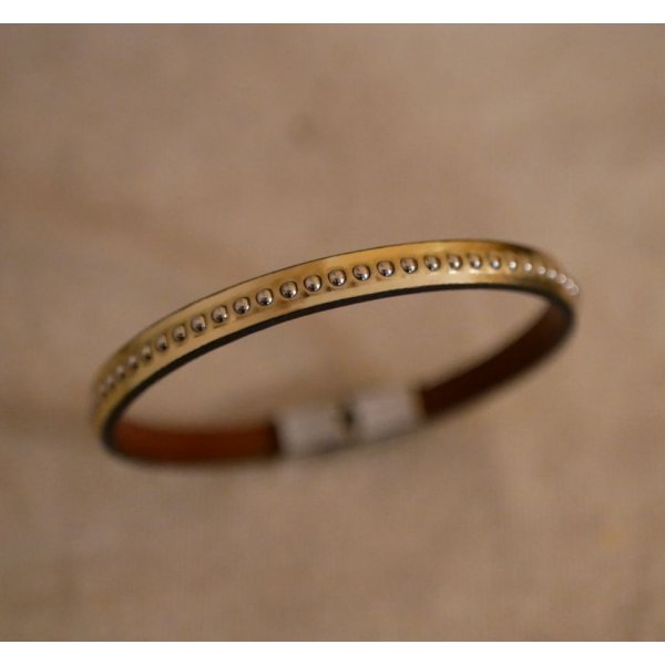 Pulseras de cuero apilables en tonos dorados y met&aacute;licos