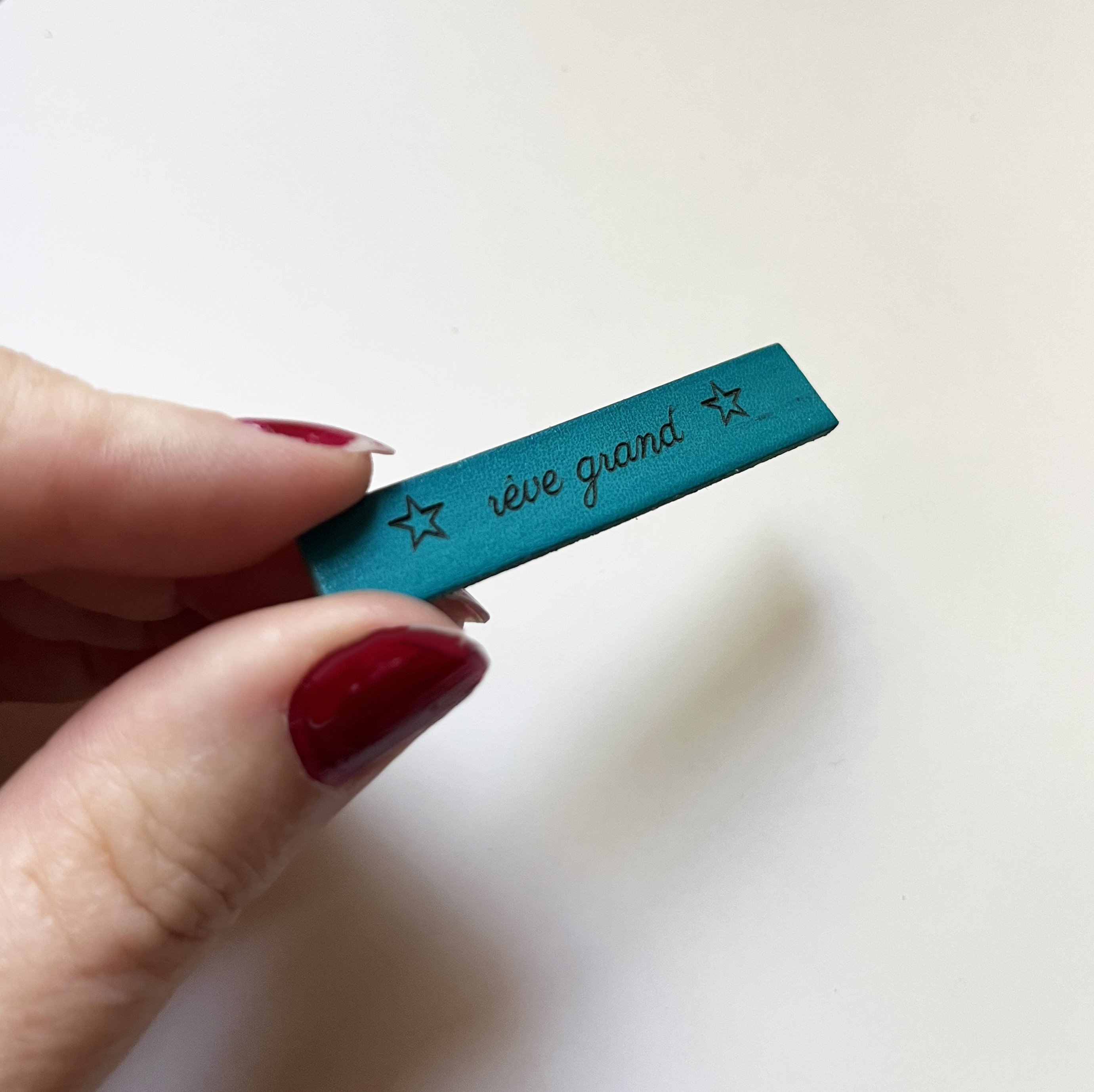 Ensemble stickers en cuir grav&eacute; de messages inspirants