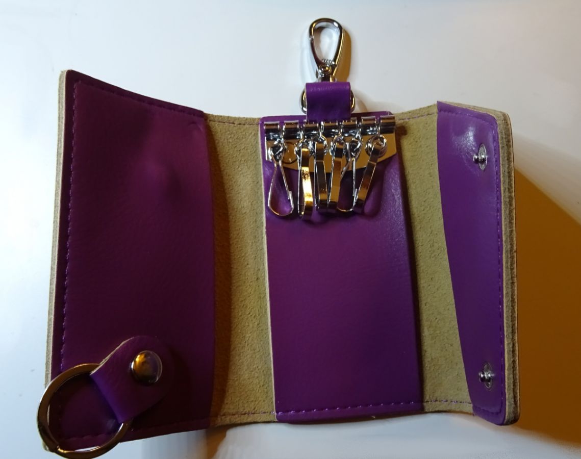 Estuche para llaves de cuero morado grabado