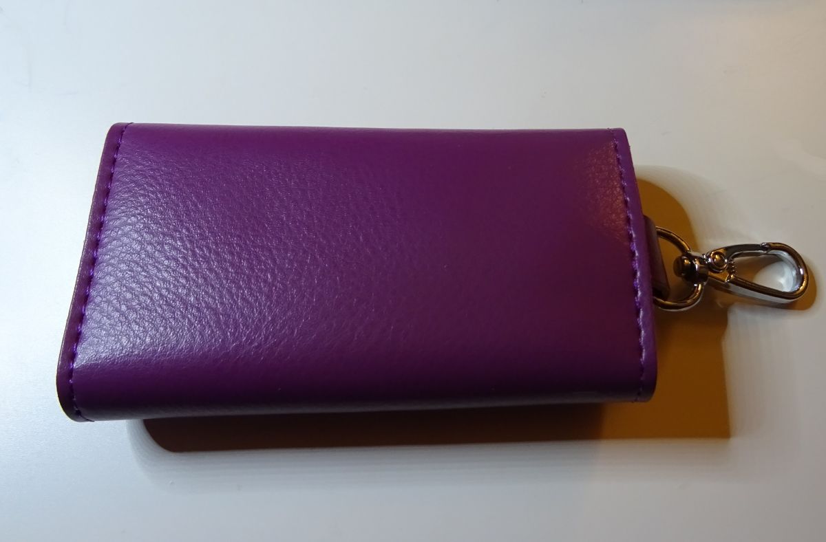 Estuche para llaves de cuero morado grabado