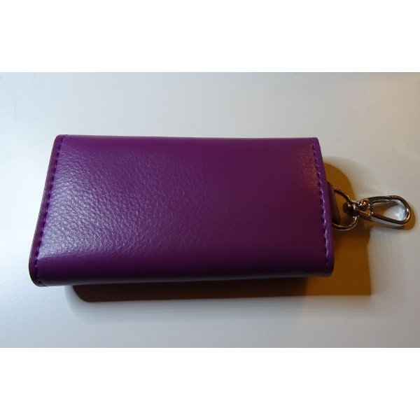 Estuche para llaves de cuero morado grabado