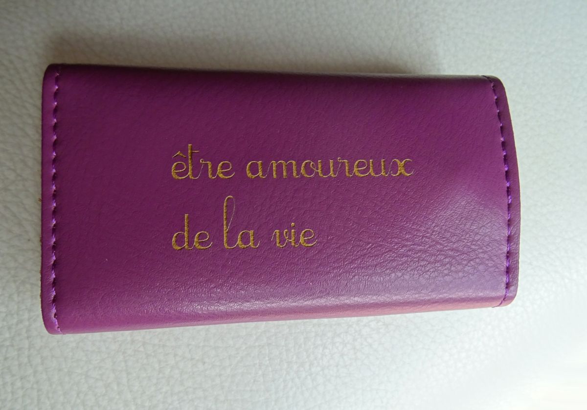 Estuche para llaves de cuero morado grabado