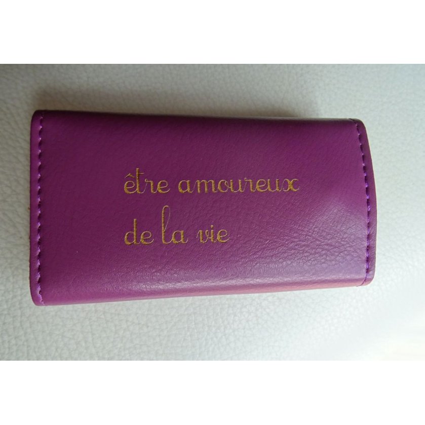 Estuche para llaves de cuero morado grabado