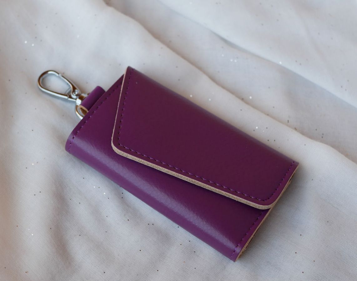 Estuche para llaves de cuero morado grabado