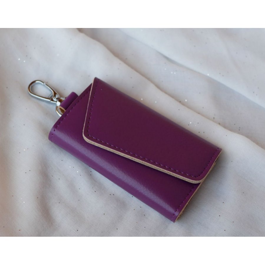 Estuche para llaves de cuero morado grabado