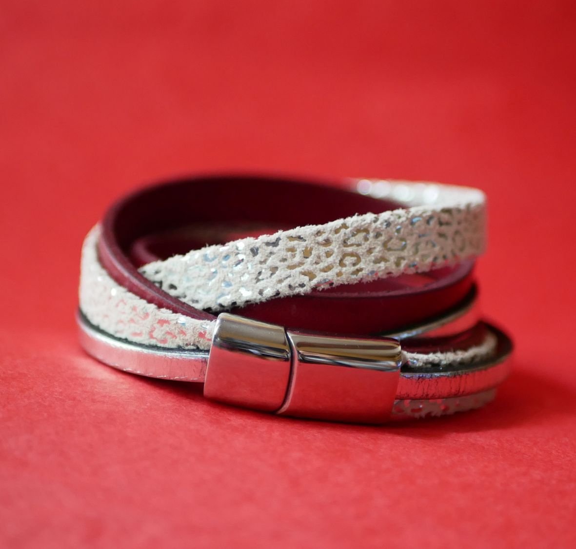 Pulsera personalizada de cuero blanco, plateado y rojo con doble vuelta  