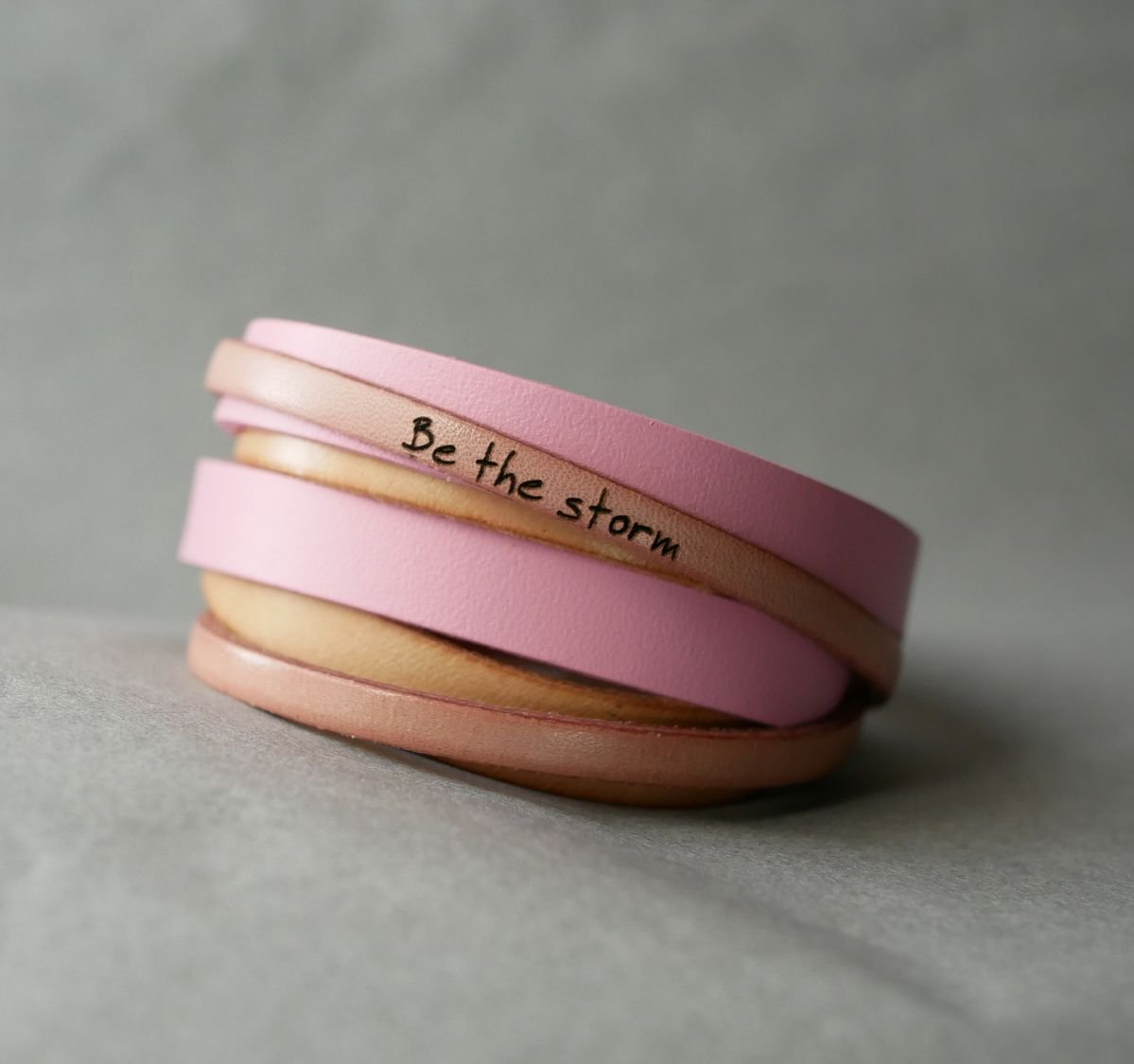 Pulsera brazalete doble de cuero rosa personalizada  