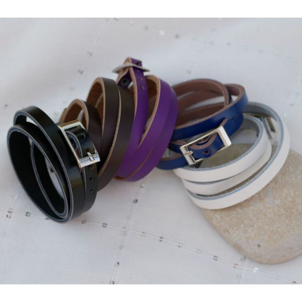 Reloj plateado con triple correa de piel y charm para personalizar