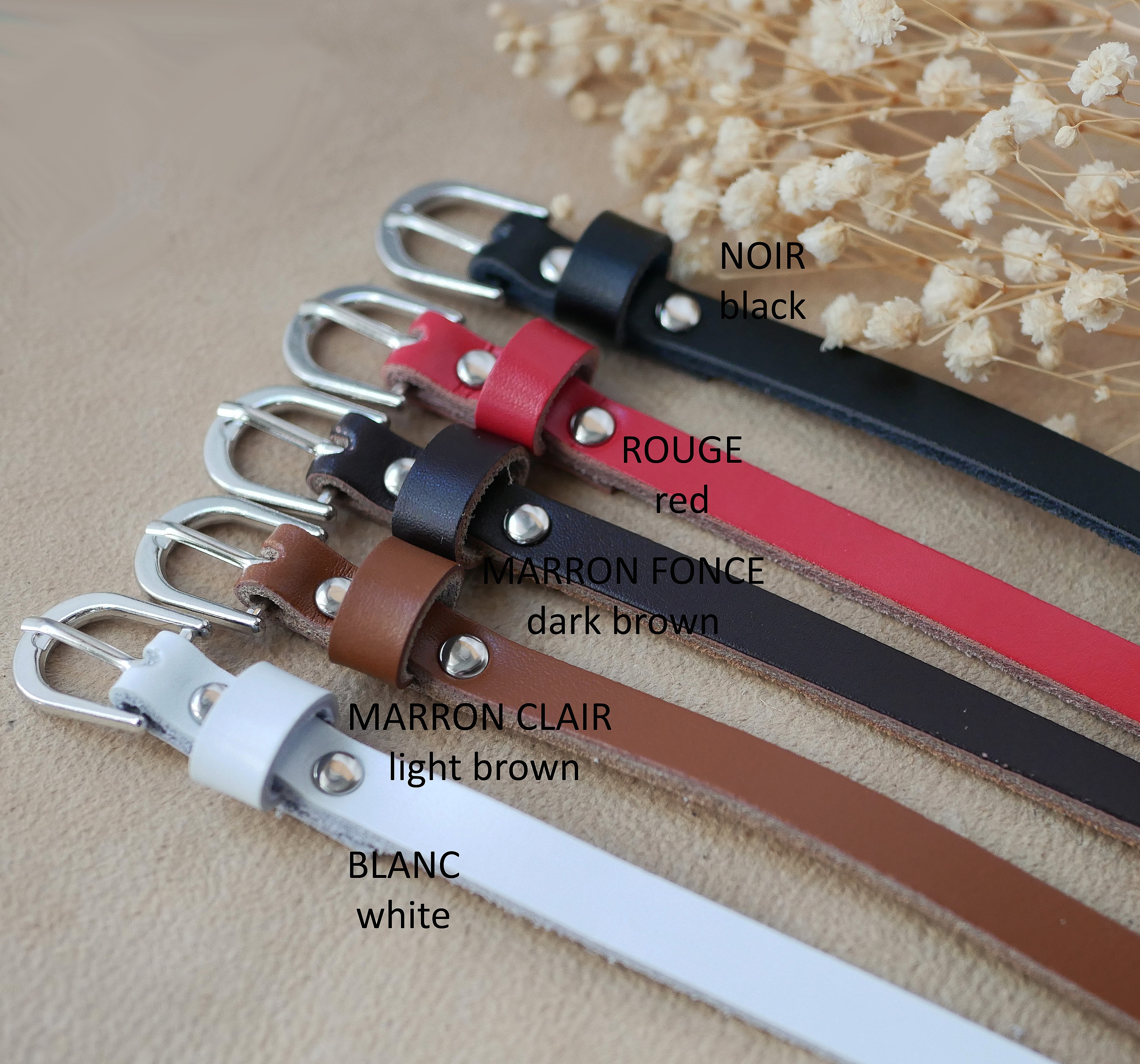 Bracelets de montre en cuir colorés avec boucles argentées.