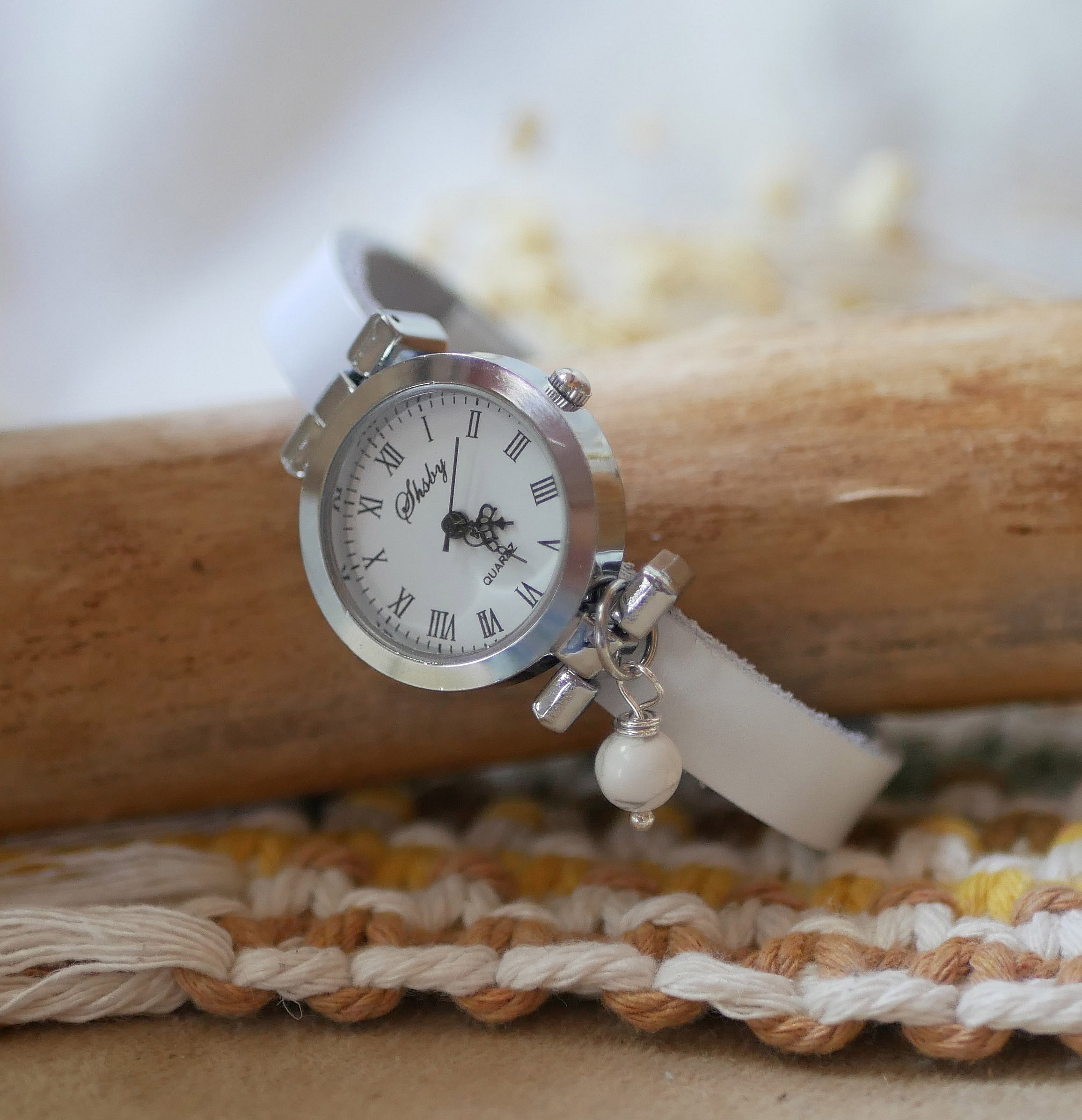 Montre femme personnalisable avec bracelet en cuir blanc.