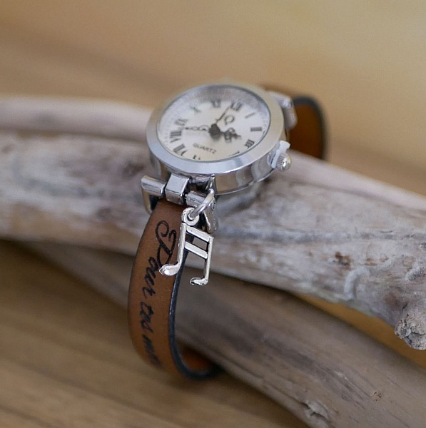 Montre bracelet en cuir personnalisable avec breloque note de musique.