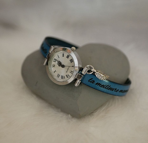 Montre bracelet personnalisée bleue pour femme avec inscription.