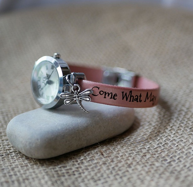 Montre bracelet personnalisée en cuir rose avec breloque libellule.