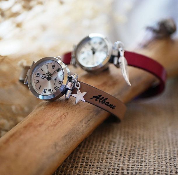 Montres personnalisées avec bracelet en cuir et breloques.