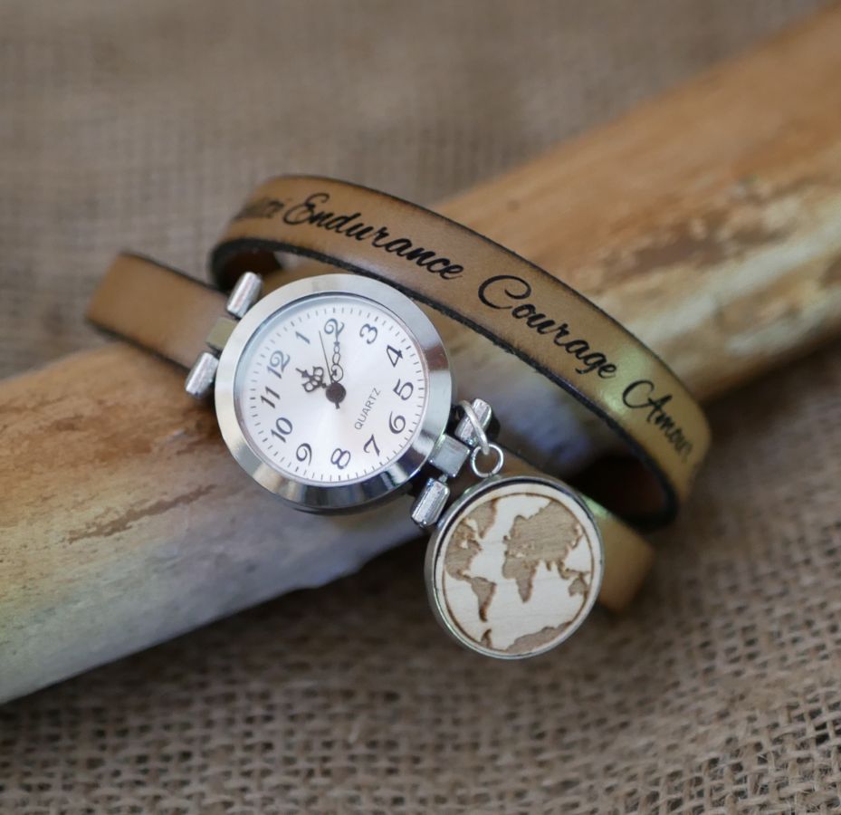 Reloj con cabujón de madera grabado y doble correa de piel 