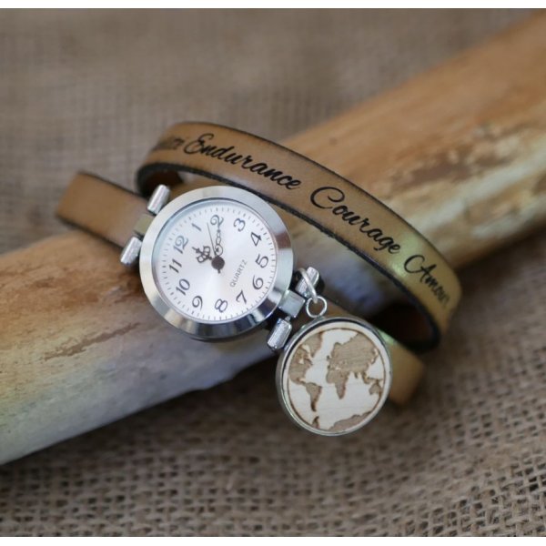 Reloj con cabuj&oacute;n de madera grabado y doble correa de piel 