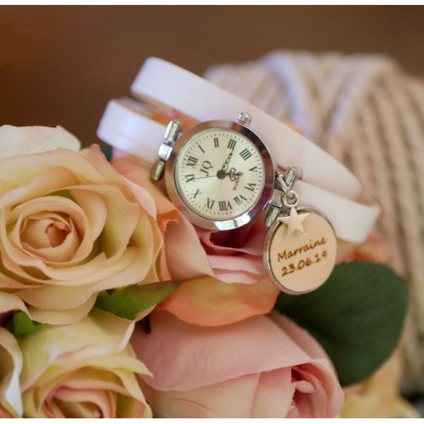 Reloj con cabuj&oacute;n de madera grabado y doble correa de piel 