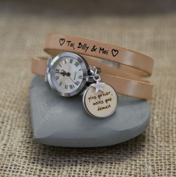 Reloj con cabuj&oacute;n de madera grabado y doble correa de piel 
