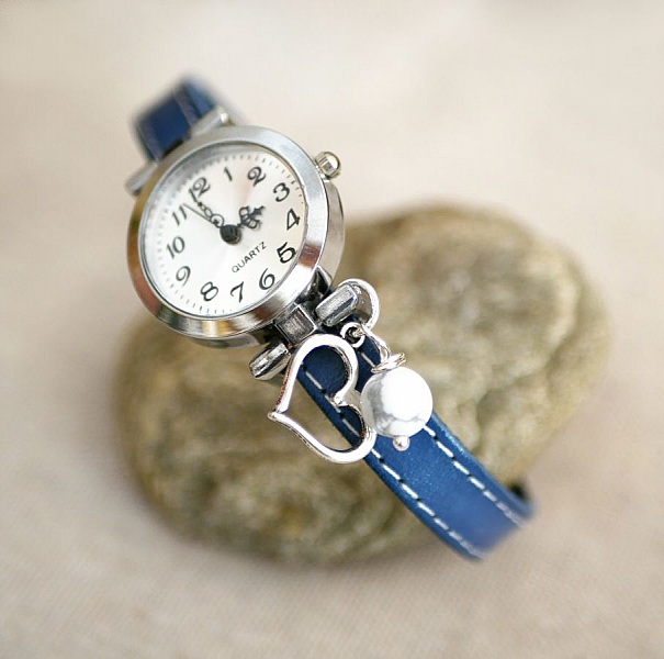 Montre femme bracelet cuir bleu, breloque cœur et perle.