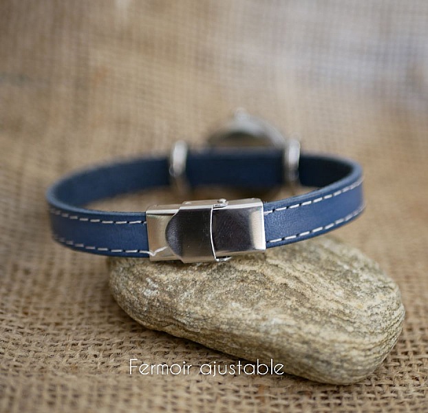 Montre bracelet en cuir bleu avec fermoir ajustable.