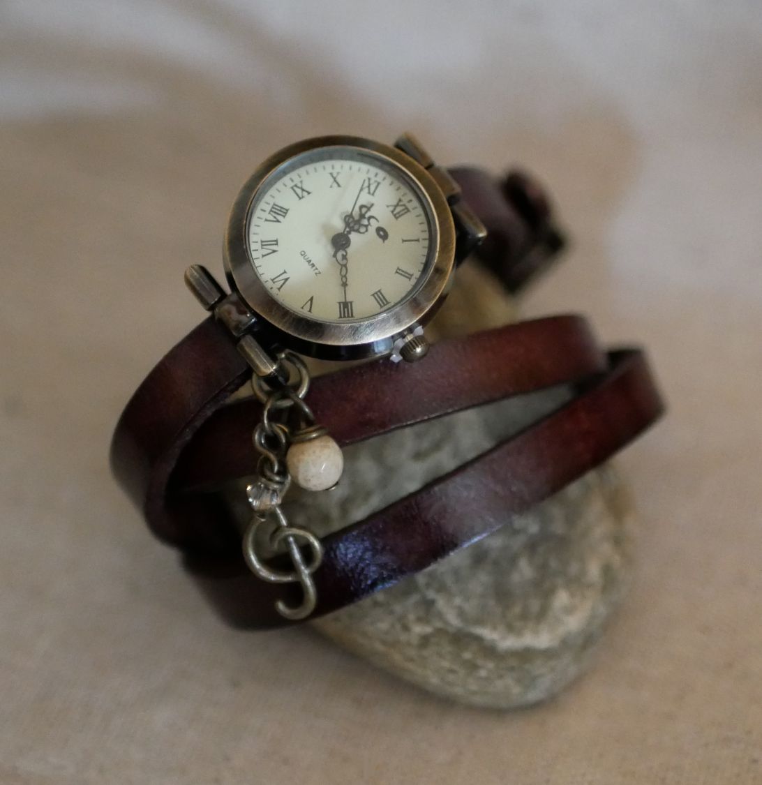 Reloj pulsera de piel con colgantes de plumas y perlas