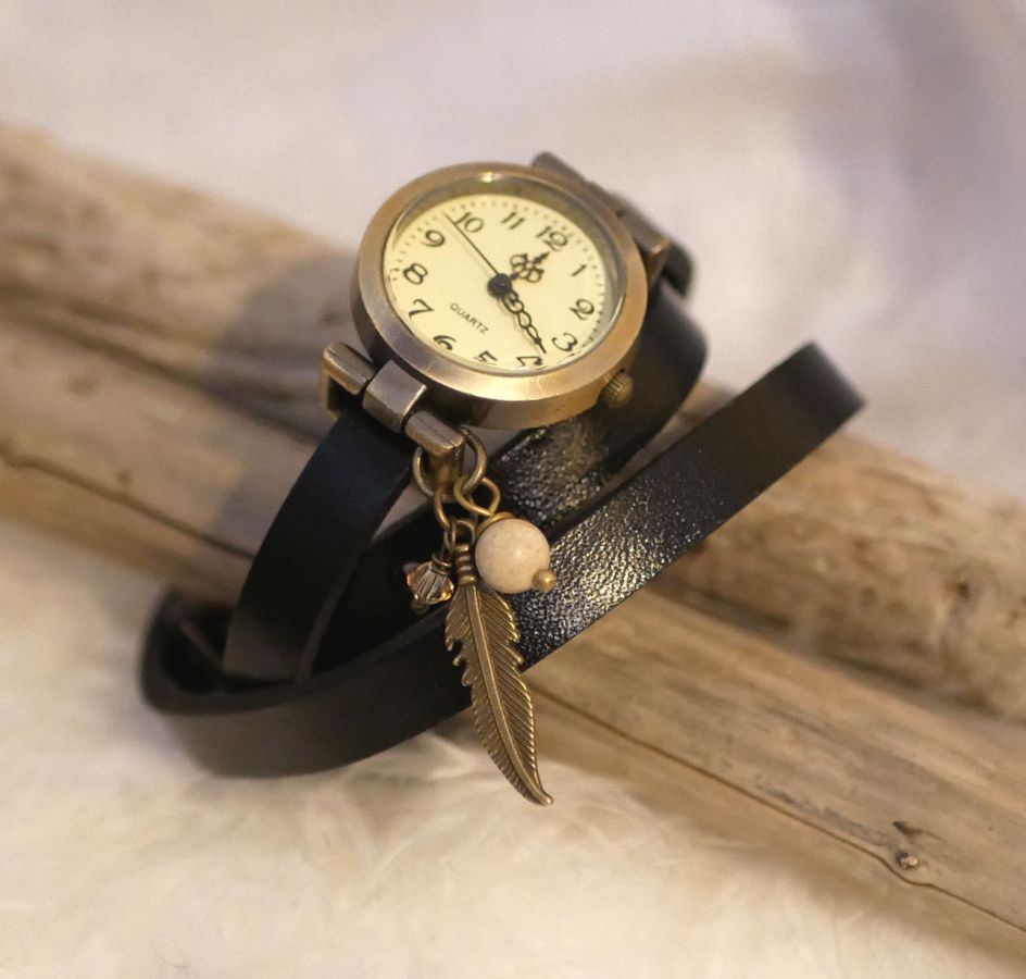 Reloj pulsera de piel con colgantes de plumas y perlas