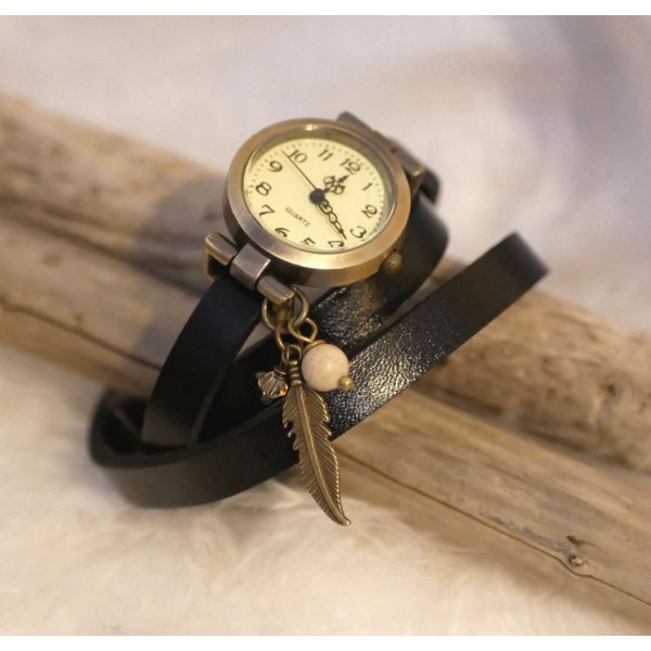 Reloj pulsera de piel con colgantes de plumas y perlas