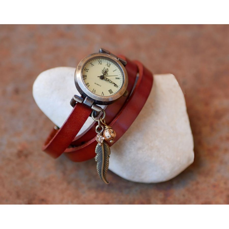 Reloj pulsera de piel con colgantes de plumas y perlas