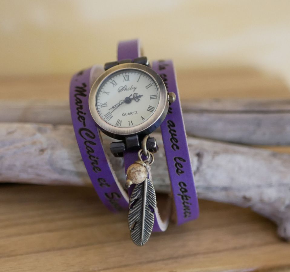 Reloj pulsera de piel con colgantes de plumas y perlas