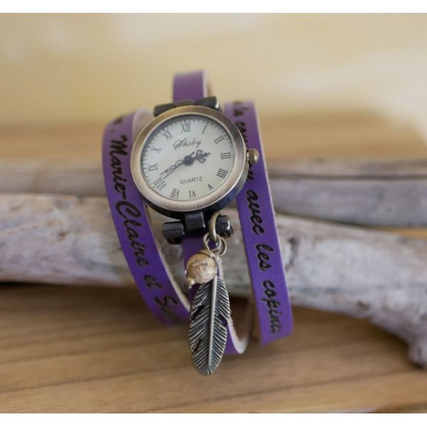 Reloj pulsera de piel con colgantes de plumas y perlas