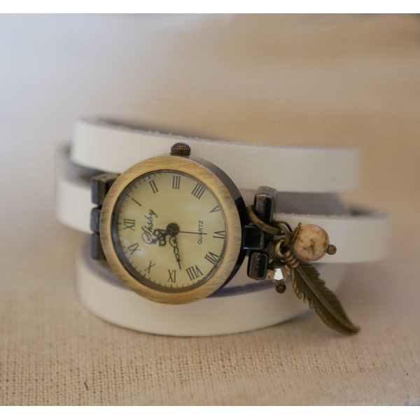 Reloj pulsera de piel con colgantes de plumas y perlas