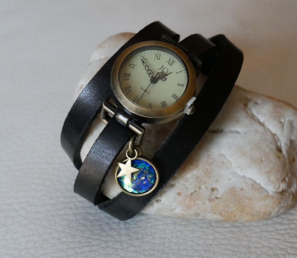 Reloj pulsera de piel con cabujón de escamas azules