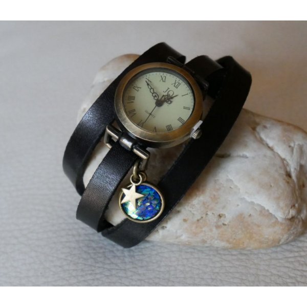 Reloj pulsera de piel con cabuj&oacute;n de escamas azules