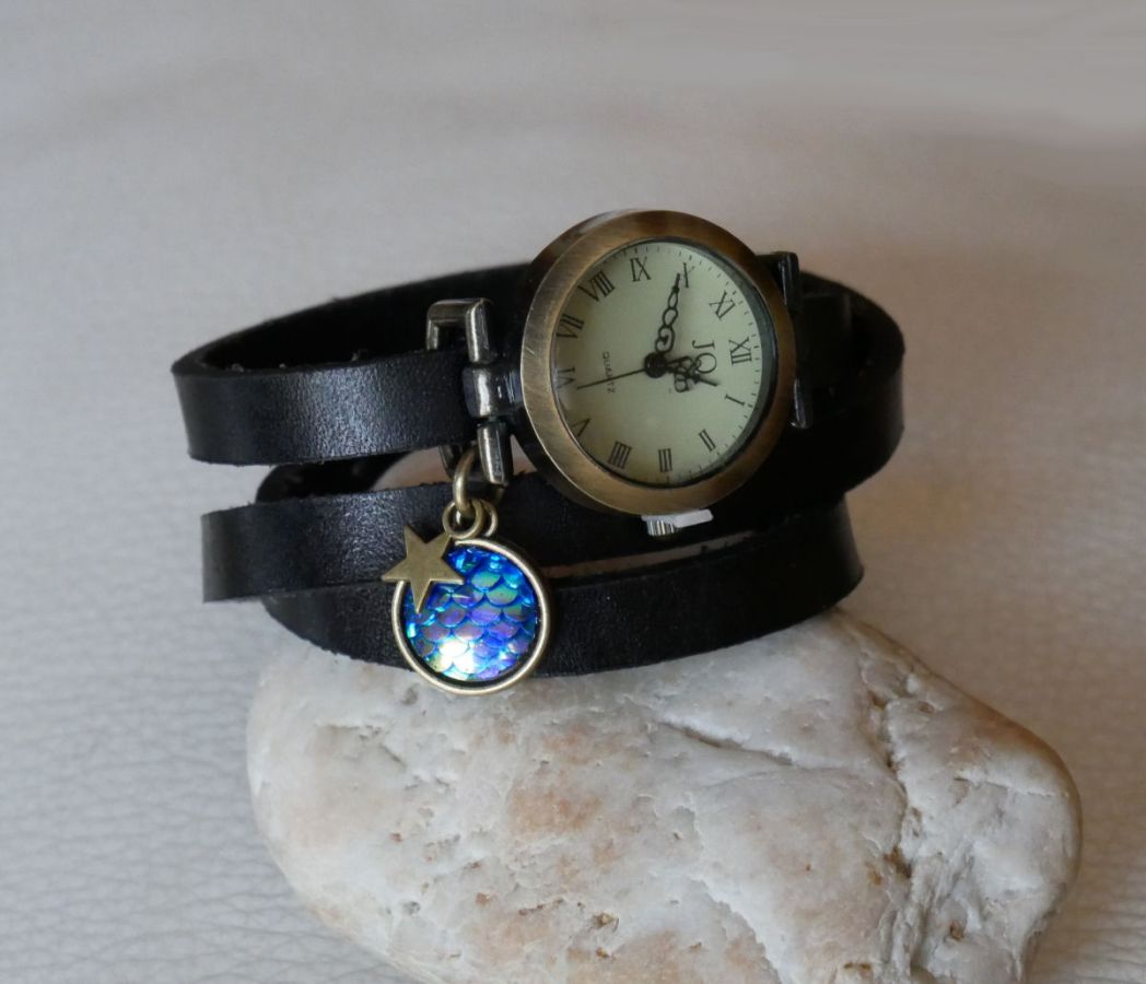 Reloj pulsera de piel con cabujón de escamas azules