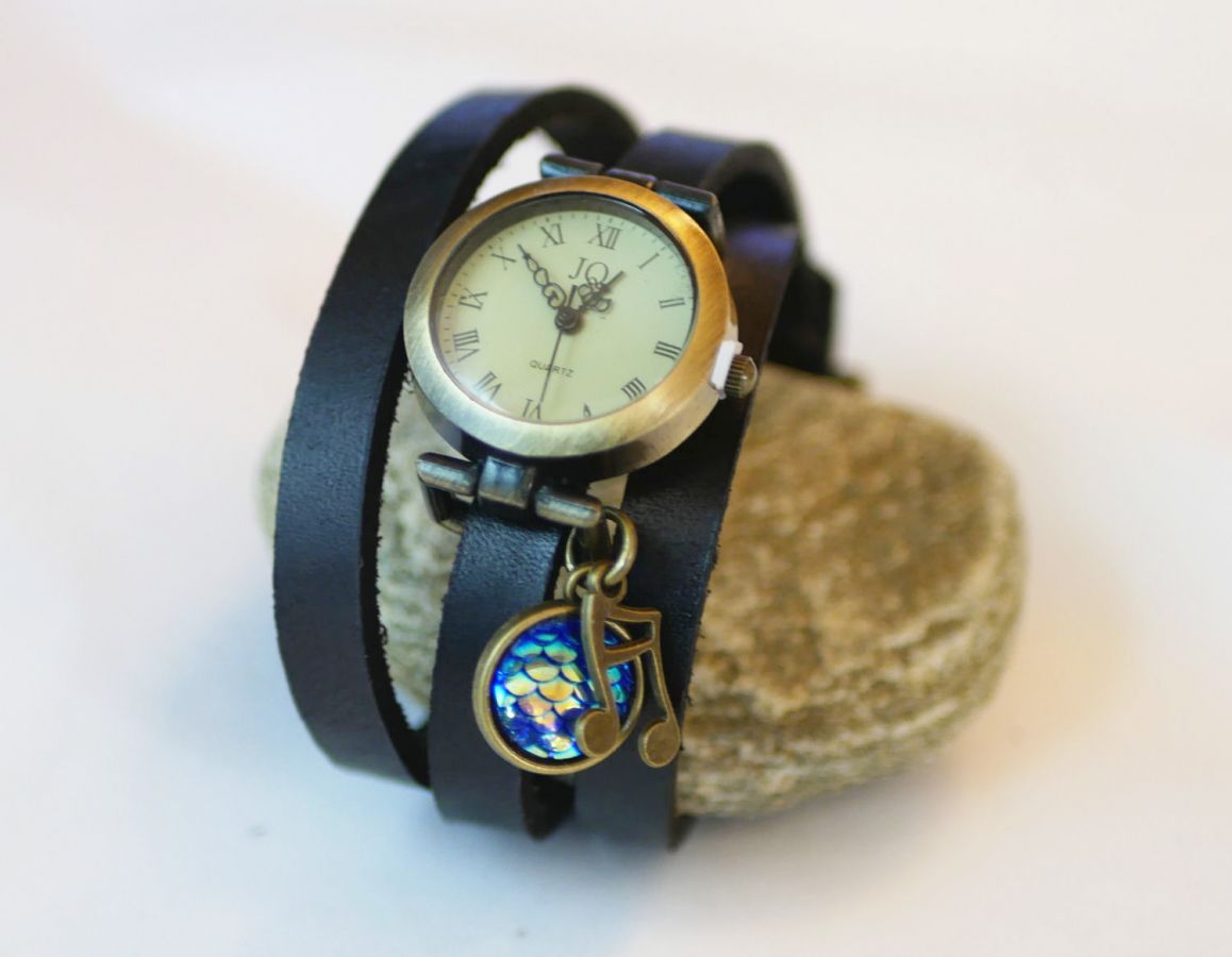 Reloj pulsera de piel con cabujón de escamas azules