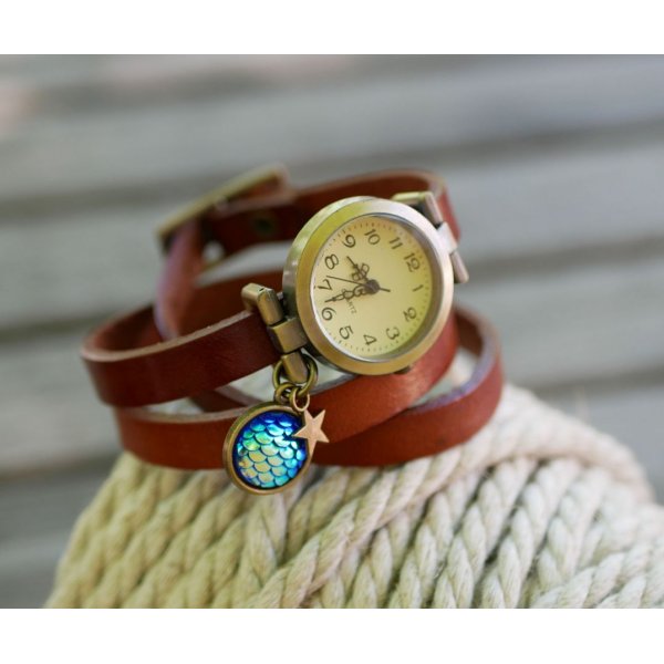 Reloj pulsera de piel con cabuj&oacute;n de escamas azules