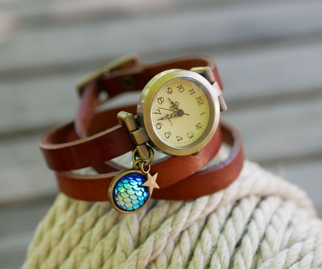 Reloj pulsera de piel con cabujón de escamas azules