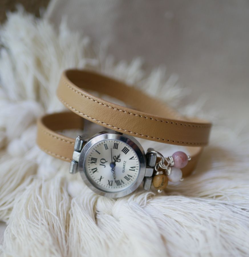 Reloj pulsera de piel con cuentas de color camel