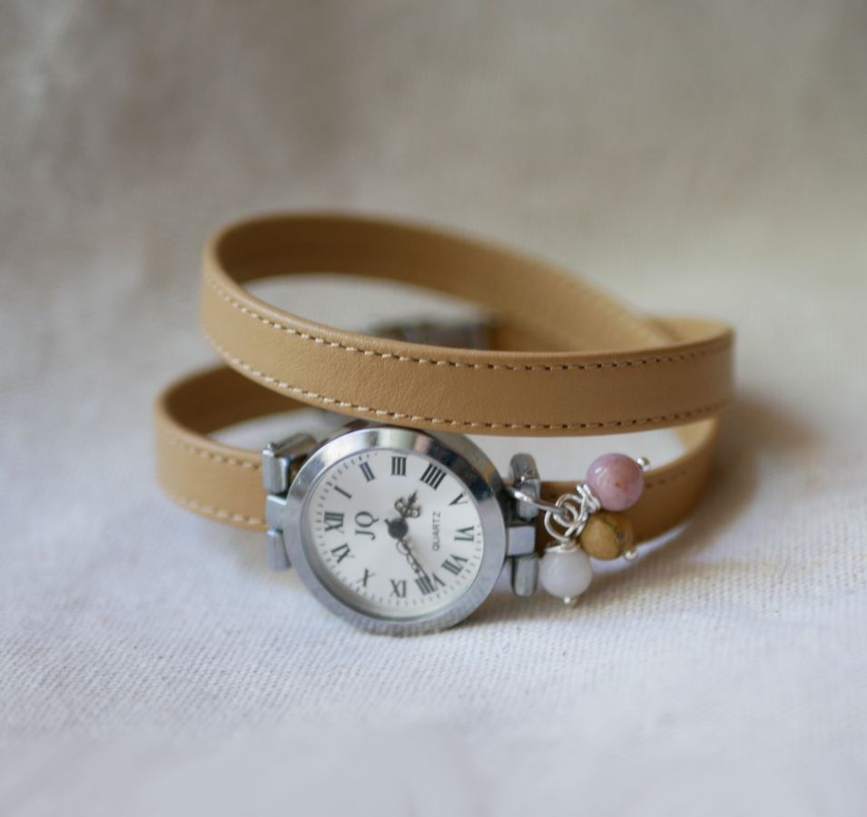 Reloj pulsera de piel con cuentas de color camel