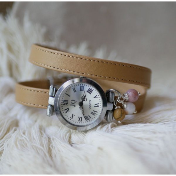 Reloj pulsera de piel con cuentas de color camel