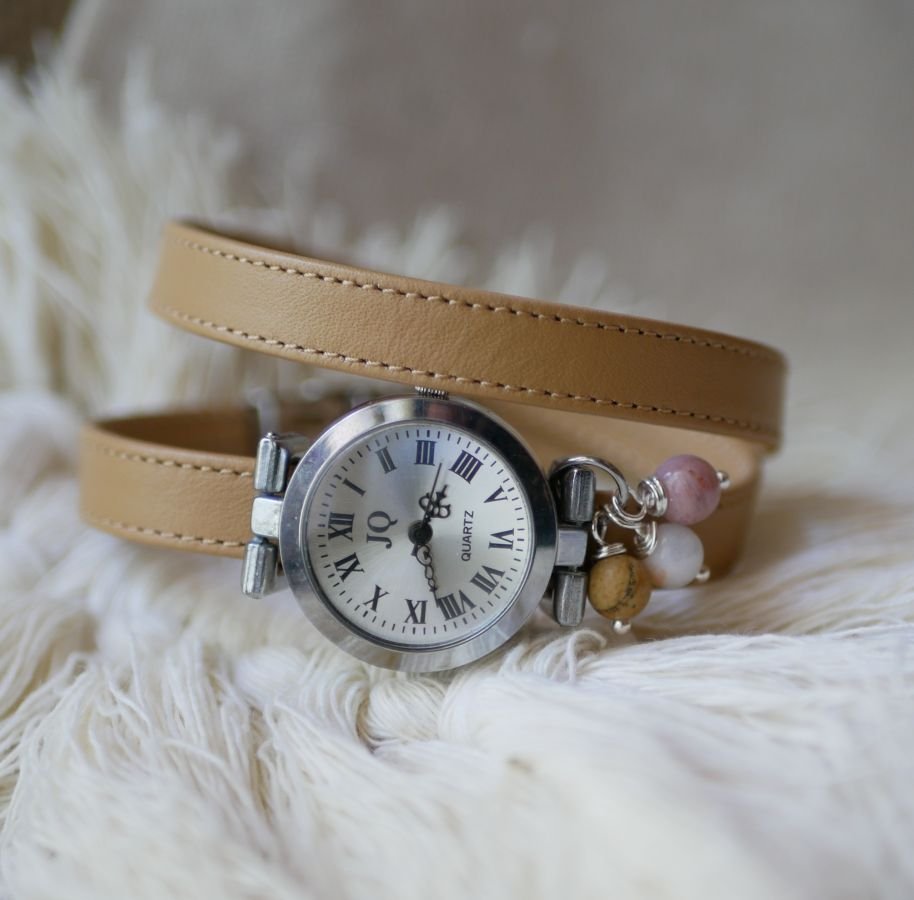 Reloj pulsera de piel con cuentas de color camel