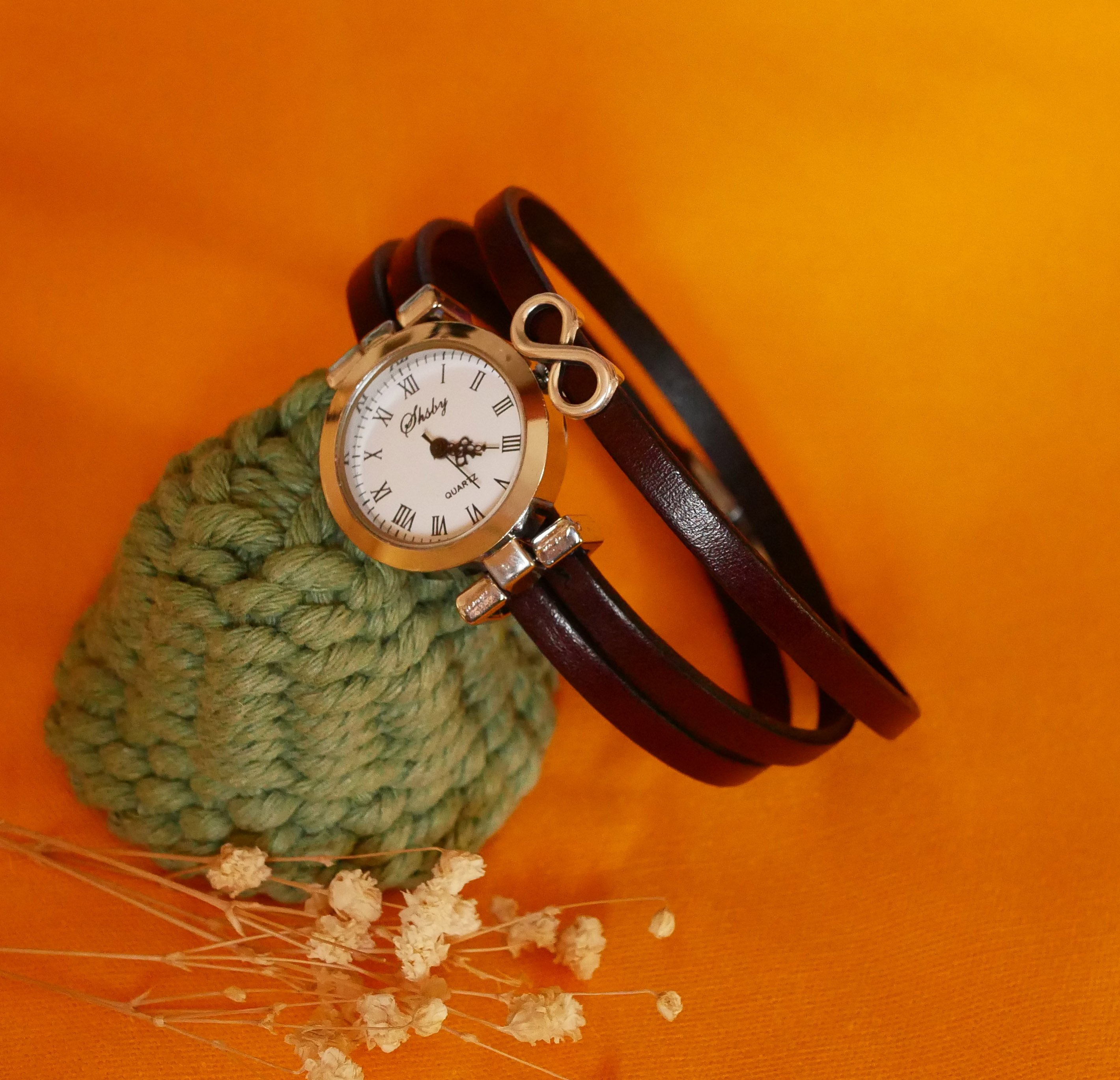 Reloj con correa de piel de 3 vueltas y esfera plateada 