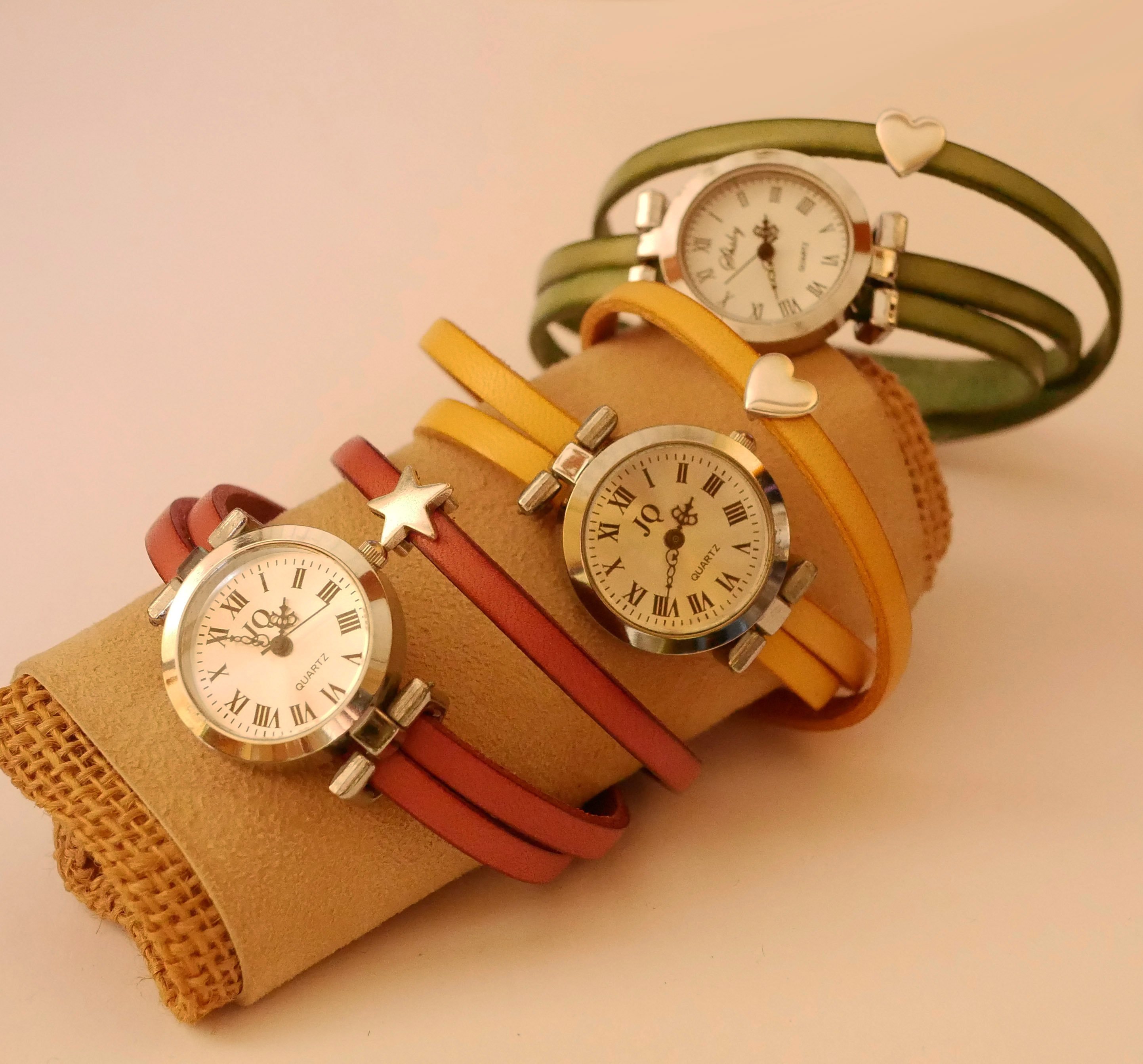 Reloj con correa de piel de 3 vueltas y esfera plateada 