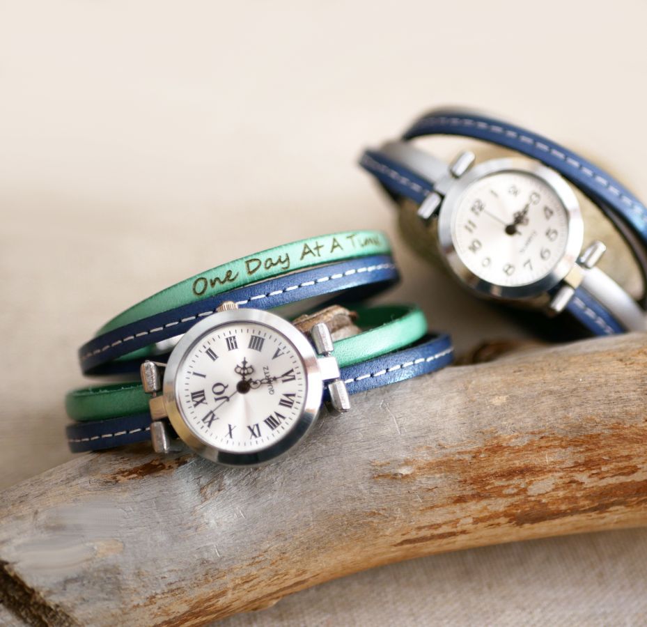Reloj con doble correa de piel con pespunte azul y un segundo color a elegir personalizado 