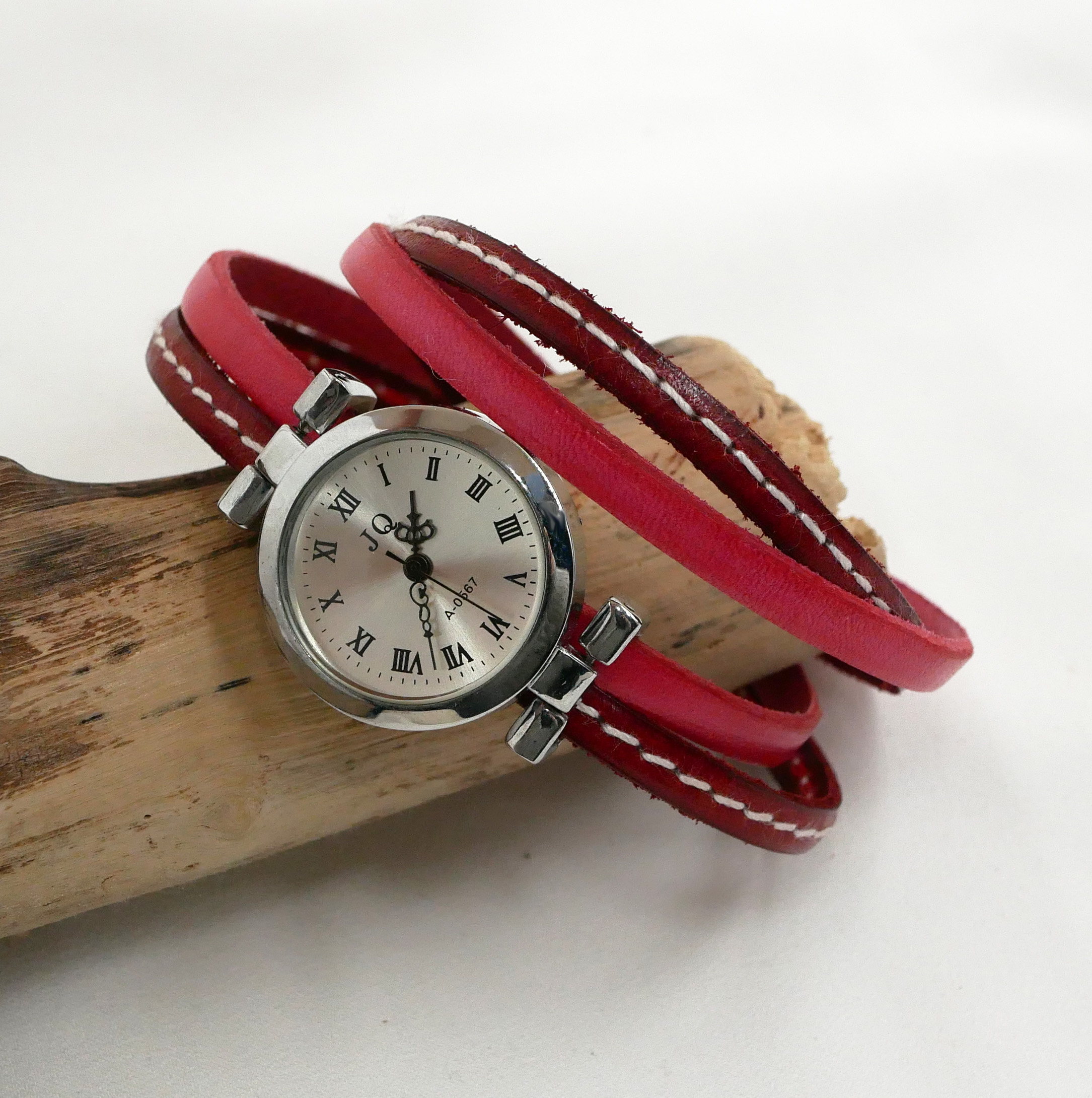 Reloj rojo de doble correa de piel con pespuntes 