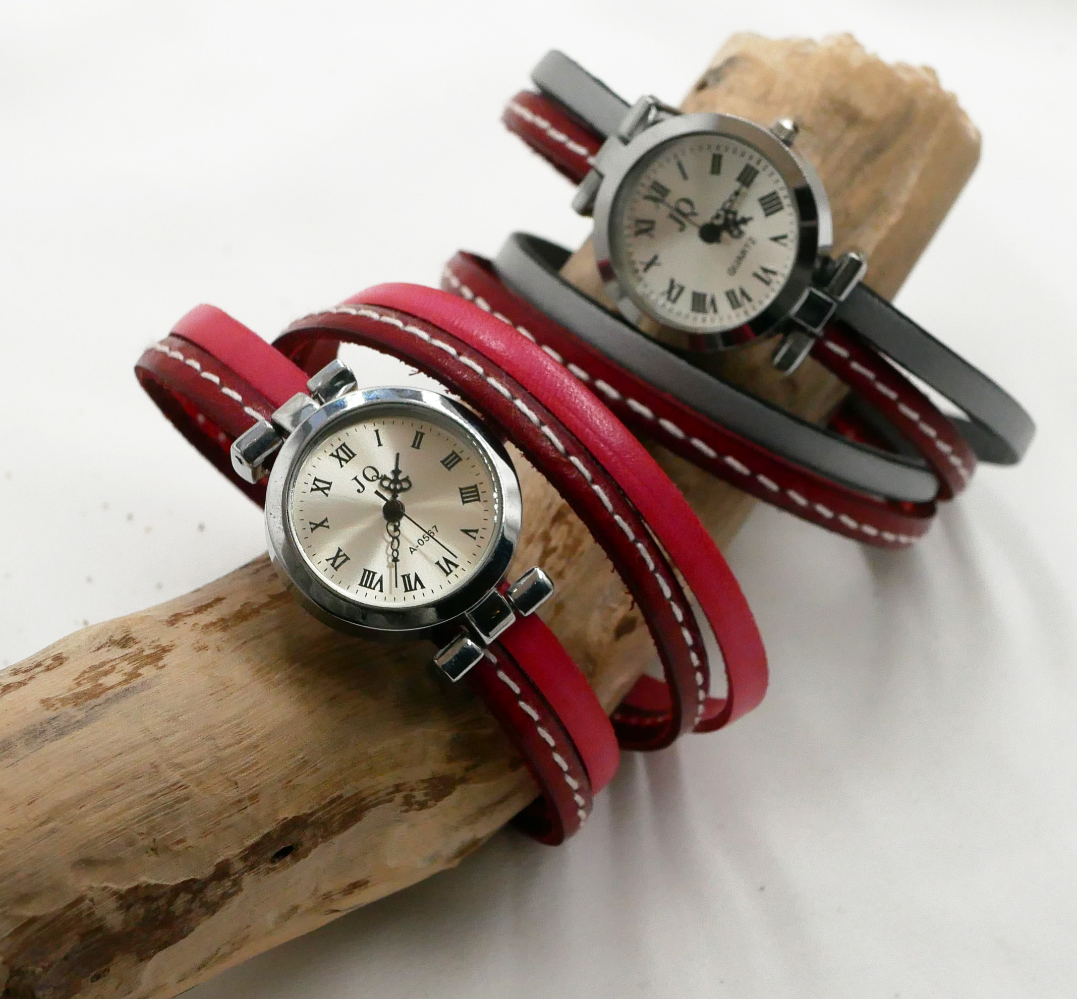 Reloj rojo de doble correa de piel con pespuntes 