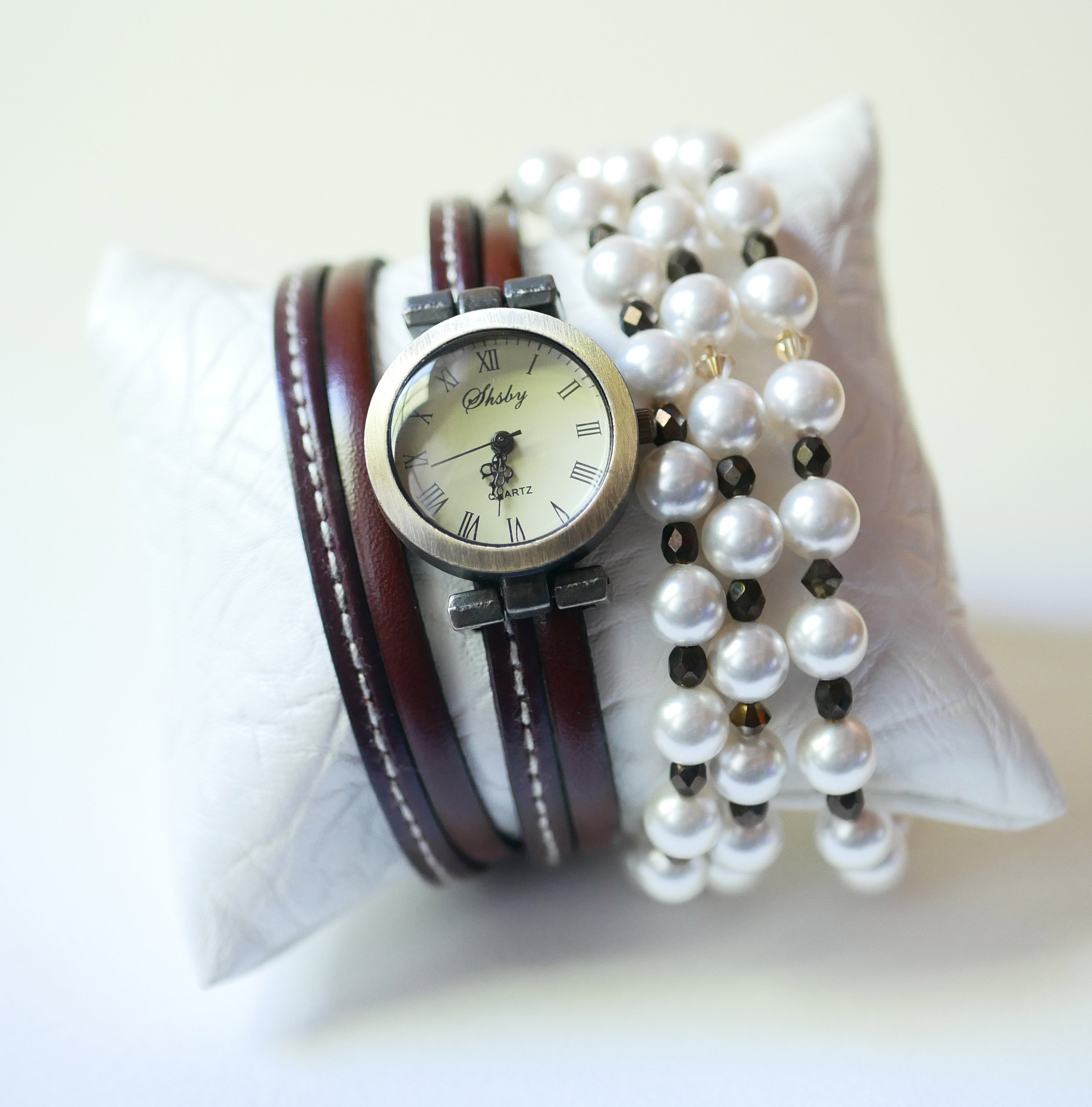 Reloj de doble vuelta con d&uacute;o de piel marr&oacute;n con pespuntes para personalizar