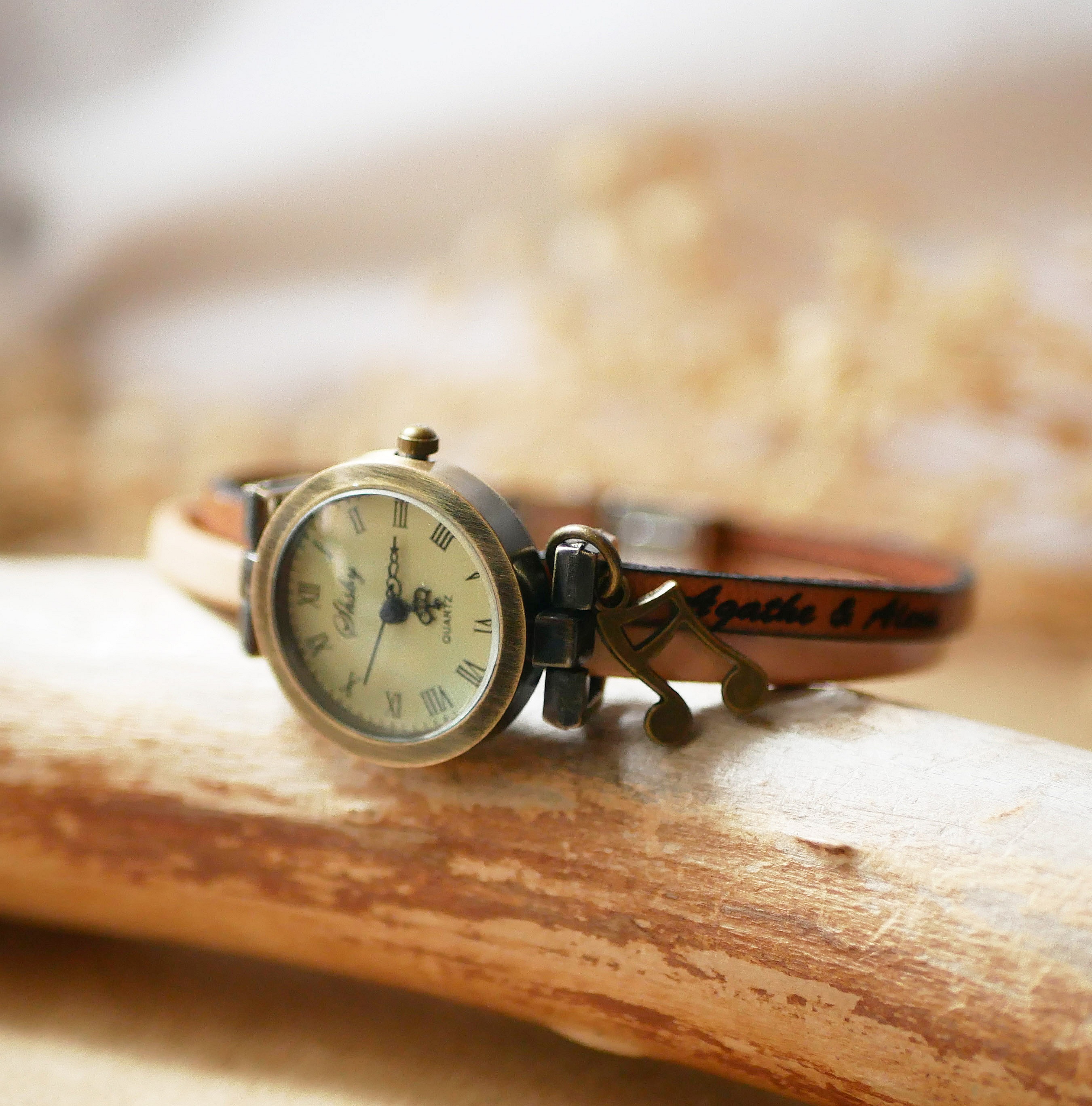 Reloj d&uacute;o de piel en el color que elija y grabado personalizado